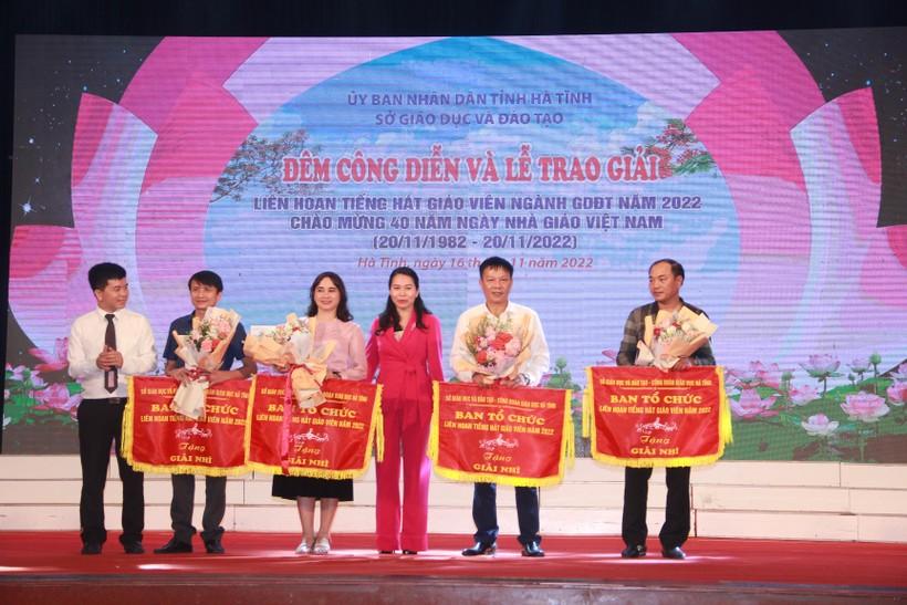 Trao giải Liên hoan tiếng hát giáo viên ngành Giáo dục Hà Tĩnh năm 2022 ảnh 13