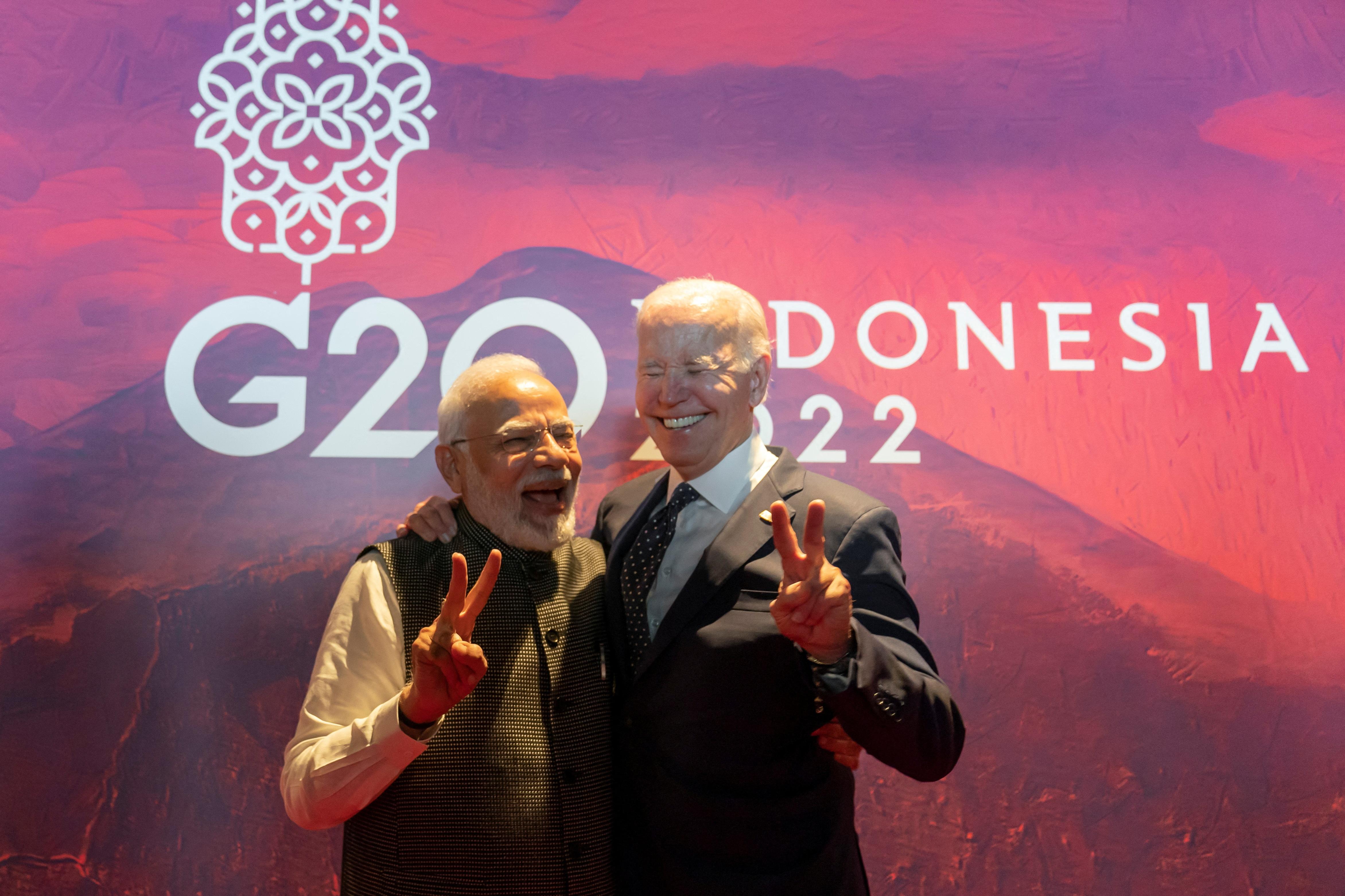 Tổng thống Biden và Thủ tướng Modi cùng chụp hình tại G20. Ảnh: Reuters.