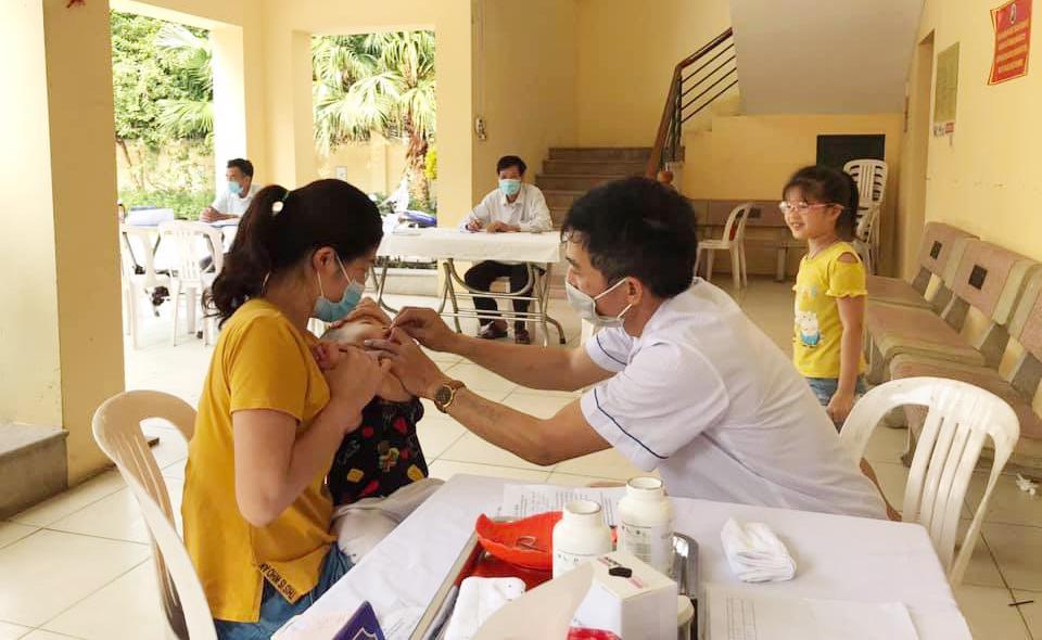 Hà N&ocirc;̣i tri&ecirc;̉n khai chiến dịch bổ sung uống Vitamin A cho trẻ