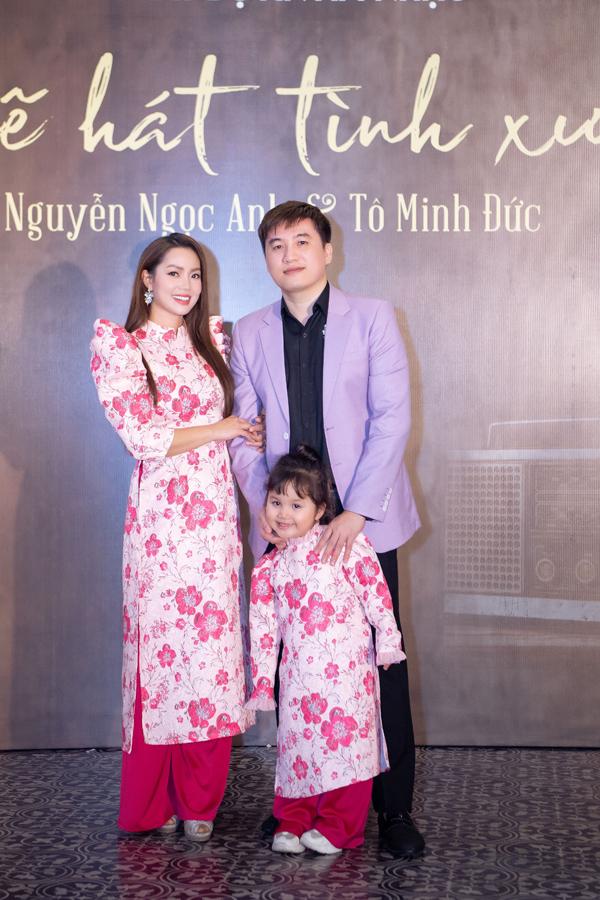 Con gái Ngọc Anh - Tô Minh Đức bé xíu đã tham gia ca hát cùng bố mẹ - Ảnh 2.