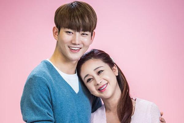Diễn viên phim 'Tình dục là chuyện nhỏ' cùng chồng kém 18 tuổi sang Việt Nam sống - Ảnh 2.
