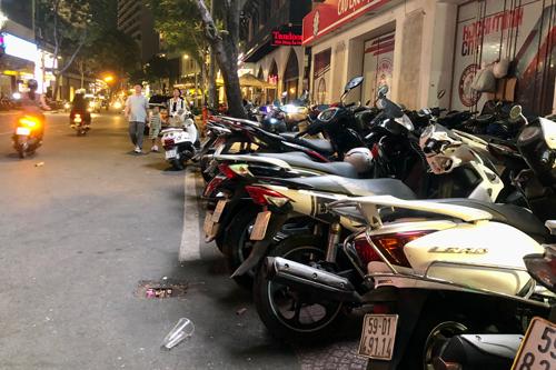 Loạn giá giữ xe ở trung tâm TP HCM - Ảnh 3.