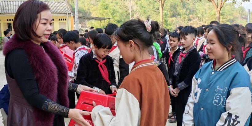 Trao hàng trăm ghế nhựa cho học sinh nghèo huyện Mường Lát ảnh 2