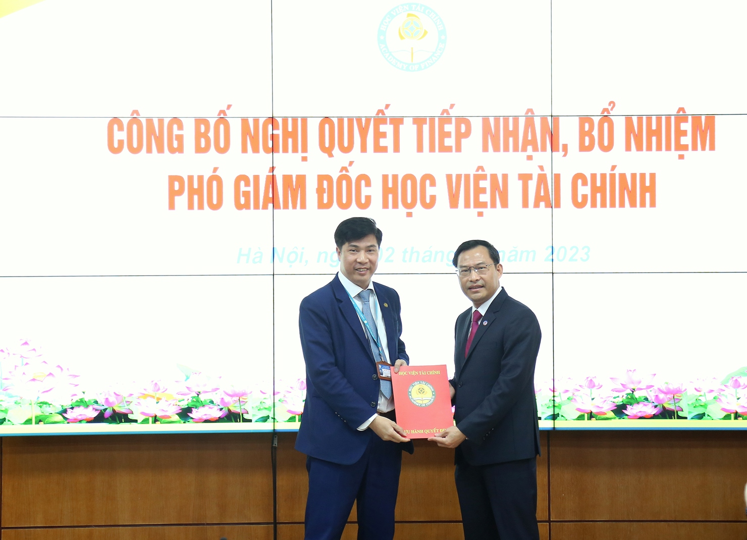 PGS.TS. Nguyễn Đào Tùng - Chủ tịch Hội đồng trường Học viện Tài chính trao nghị quyết tiếp nhận, bổ nhiệm chức vụ Phó Giám đốc Học viện Tài chính cho ông Nguyễn Văn Bình.