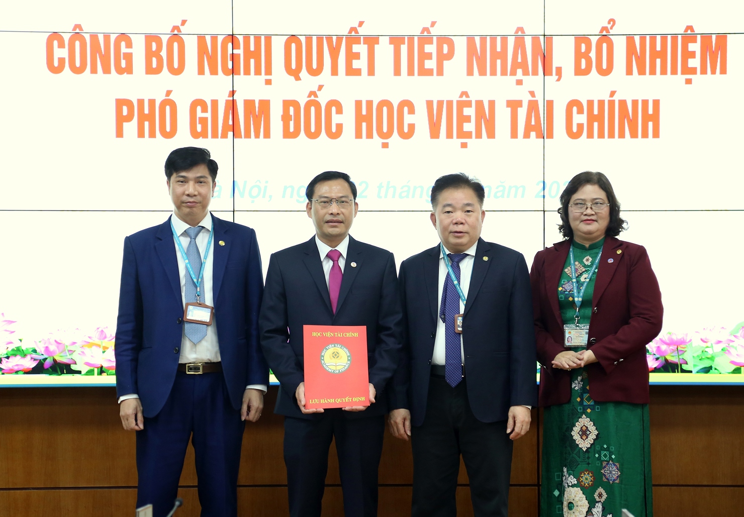 Ban Lãnh đạo Học viện Tài chính chúc mừng tân Phó Giám đốc Nguyễn Văn Bình.