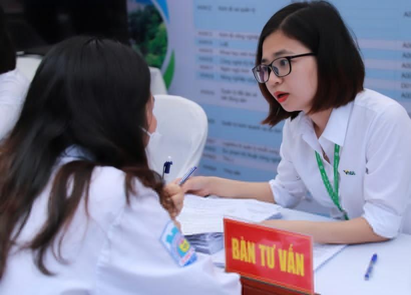 Thí sinh tham dự ngày hội tư vấn tuyển sinh, hướng nghiệp năm 2022.