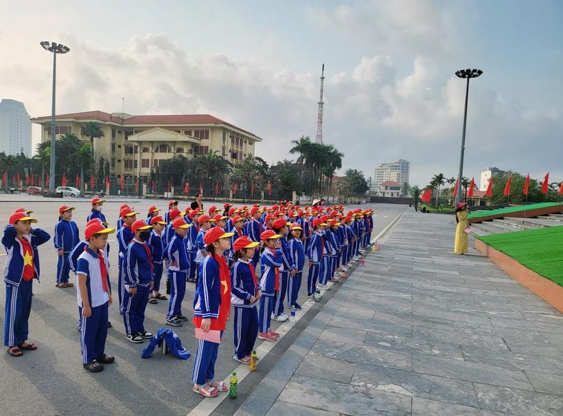 Hiểu biết lịch sử thông qua hoạt động trải nghiệm tại Quảng trường Hồ Chí Minh ảnh 1