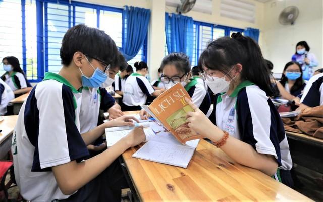 Nhiều ý kiến xoay quanh việc Lịch sử là môn thi tốt nghiệp THPT bắt buộc từ năm 2025 - Ảnh 1.