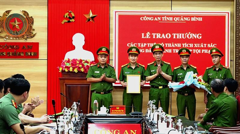 Thừa ủy quyền của Bộ trưởng Bộ Công an, đại tá Phan Đăng Tĩnh, Phó Giám đốc Công an tỉnh đã trao thưởng cho các đơn vị có thành tích.