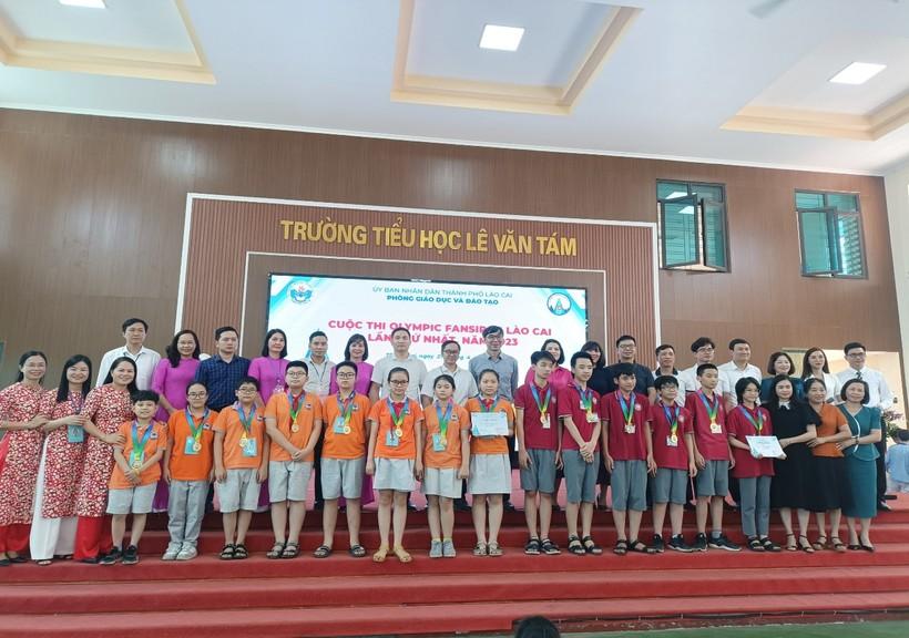 Ban tổ chức chụp ảnh cùng các đội thi đoạt giải.