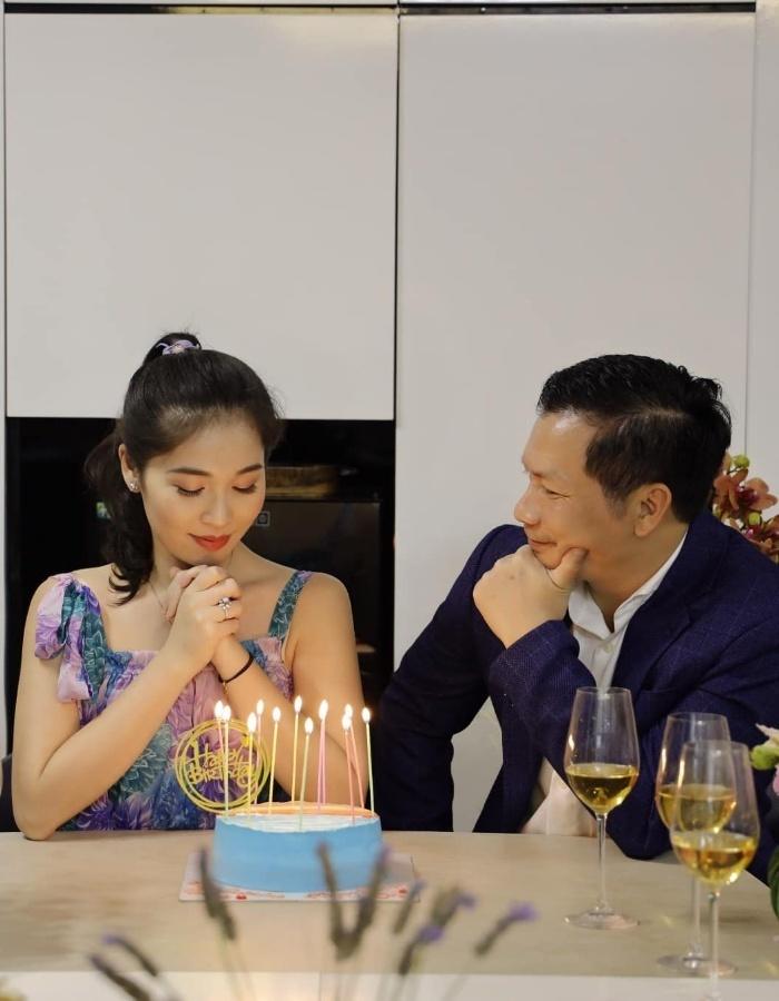Shark Hưng đúng chuẩn "ông chồng quốc dân": Ngày làm sếp, tối về vẫn phụ vợ chăm con nhỏ - Ảnh 21. Shark Hưng đúng chuẩn "ông chồng quốc dân": Ngày làm sếp, tối về vẫn phụ vợ chăm con nhỏ - Ảnh 21.