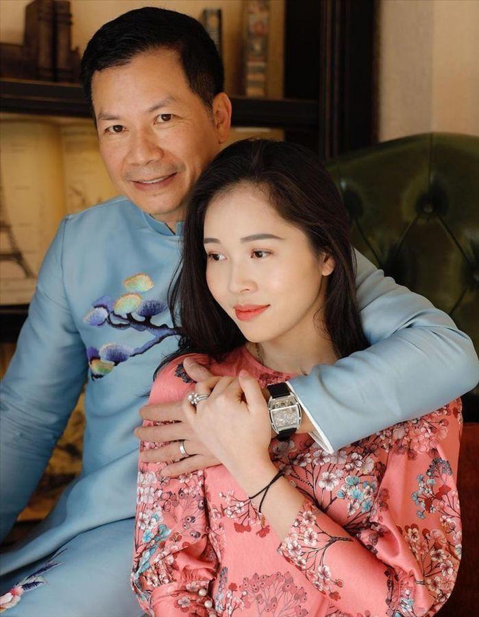Đại gia Việt 2 đời vợ, 46 tuổi cưới nàng Á hậu kém 16 tuổi: Từng nhiều lần trắng tay, nổi tiếng chiều vợ cực khéoCận cảnh tổ ấm 5 sao của Shark Hưng và vợ Á hậu kém 16 tuổi - Ảnh 2. Đại gia Việt 2 đời vợ, 46 tuổi cưới nàng Á hậu kém 16 tuổi: Từng nhiều lần trắng tay, nổi tiếng chiều vợ cực khéoCận cảnh tổ ấm 5 sao của Shark Hưng và vợ Á hậu kém 16 tuổi - Ảnh 2.