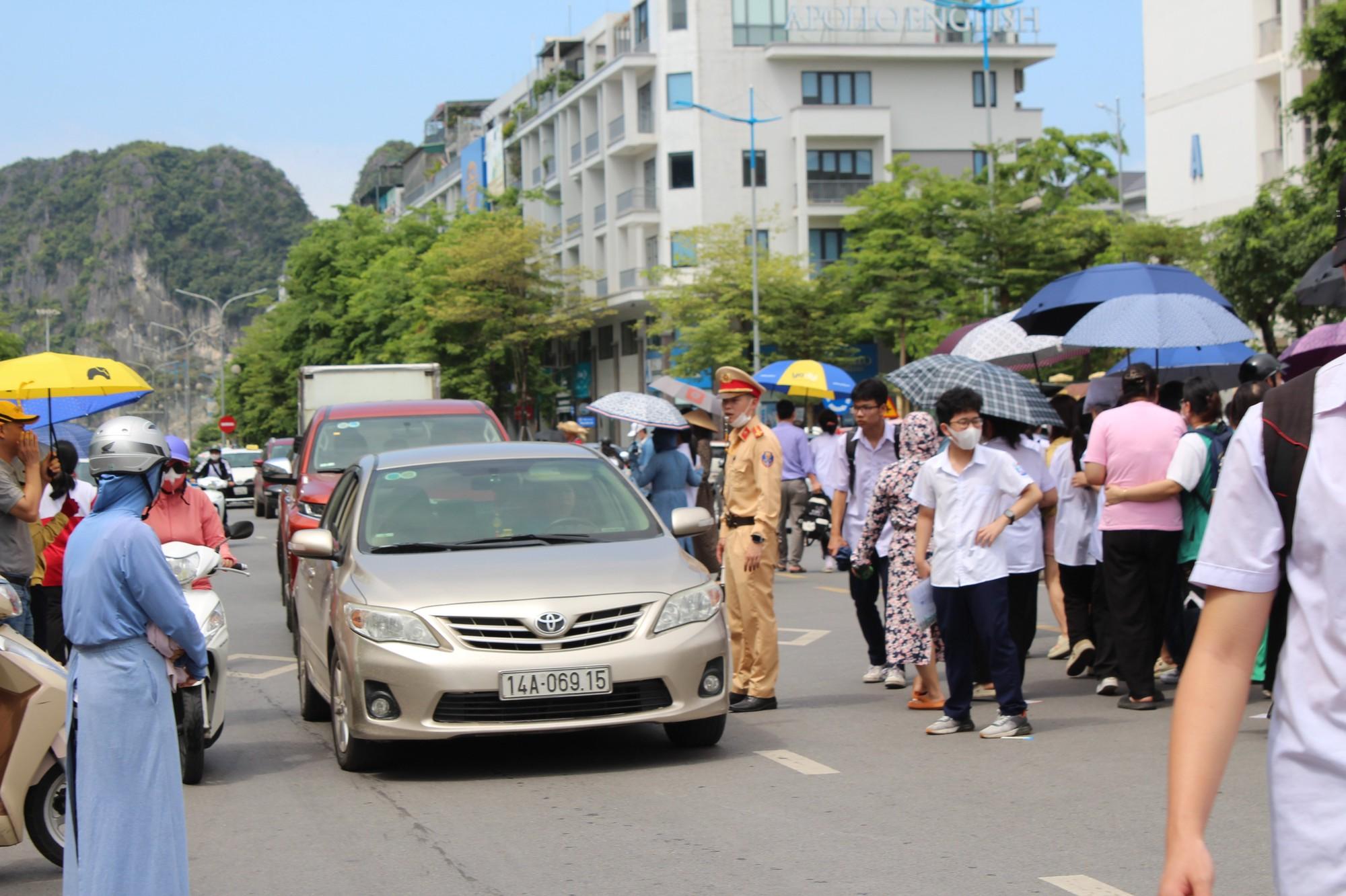 Kỳ thi tuyển sinh lớp 10 tại Quảng Ninh: Đề thi ngữ văn 'dễ thở' hơn năm trước - Ảnh 12.