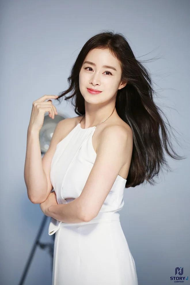 Kim Tae Hee ghi điểm vì chăm diện đồ trắng - Ảnh 3.