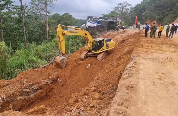 Hiện trường vụ sạt lở kinh hoàng ở Đà Lạt khiến nhiều người bị vùi lấp - Ảnh 12.