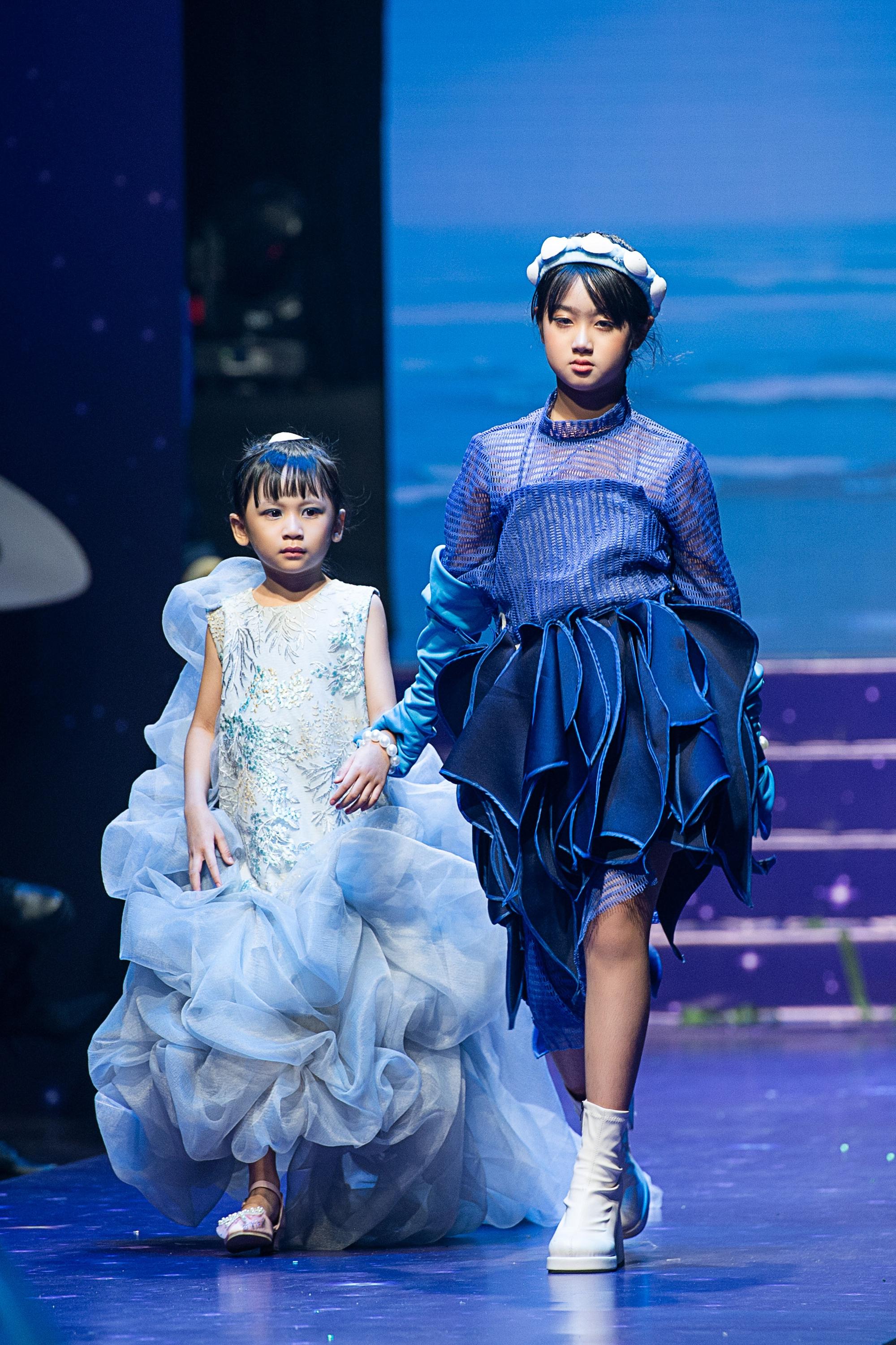 Hoa hậu Kim Nguyên và các học trò nhí tự tin sải bước sàn catwalk  - Ảnh 4.