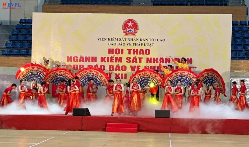 Tiết mục văn nghệ chào mừng Hội thao.