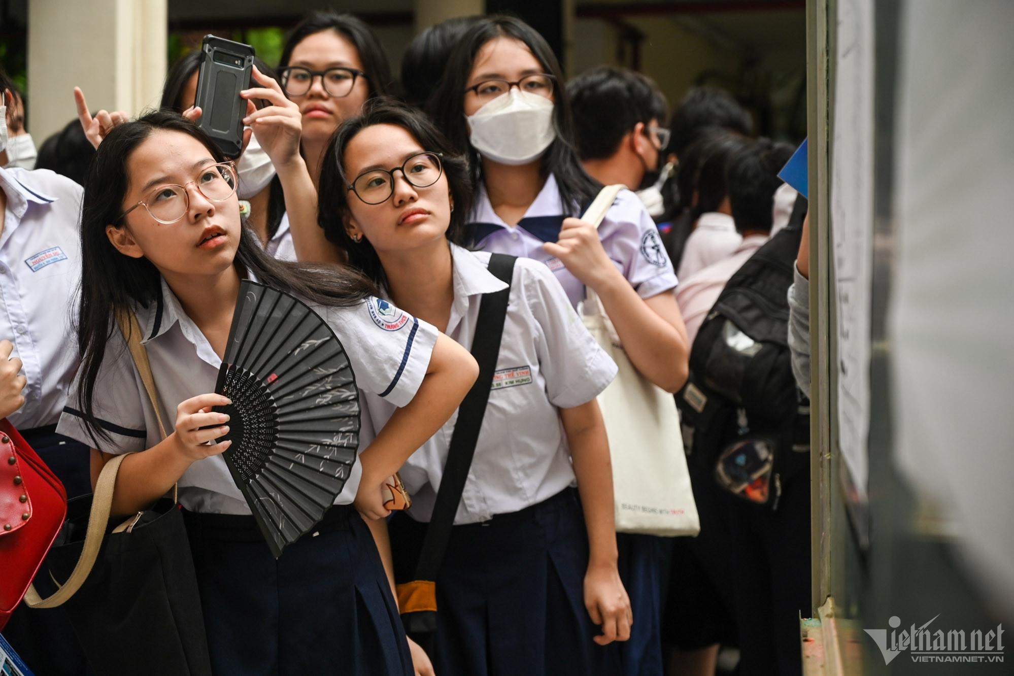 Sau khi biết điểm chuẩn lớp 10, học sinh TP.HCM cần làm gì? - Ảnh 1.
