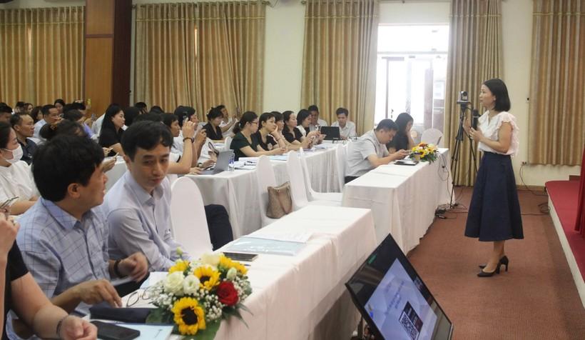 Bộ GD&ĐT tổ chức lớp tập huấn sử dụng tài liệu và bồi dưỡng, nâng cao năng lực cho hơn 21 nghìn cán bộ, giáo viên, nhân viên triển khai tư vấn tâm lý, công tác xã hội trong cả nước.