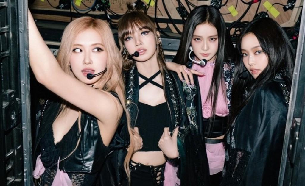 Combo vé máy bay, khách sạn ở Hà Nội tăng giá ăn theo BlackPink - Ảnh 1.