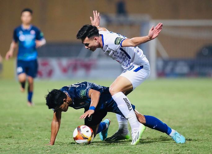 HLV Nguyễn Đức Thắng chê bai nghiệp vụ trọng tài V-League - Ảnh 2.