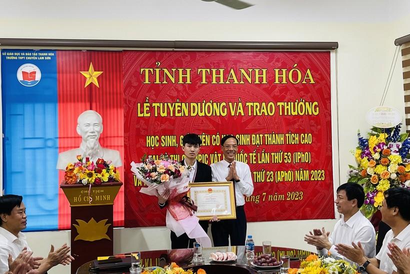 Thanh Hóa thưởng ‘nóng’ cho thầy và trò đoạt HCB Olympic Vật lý  ảnh 1