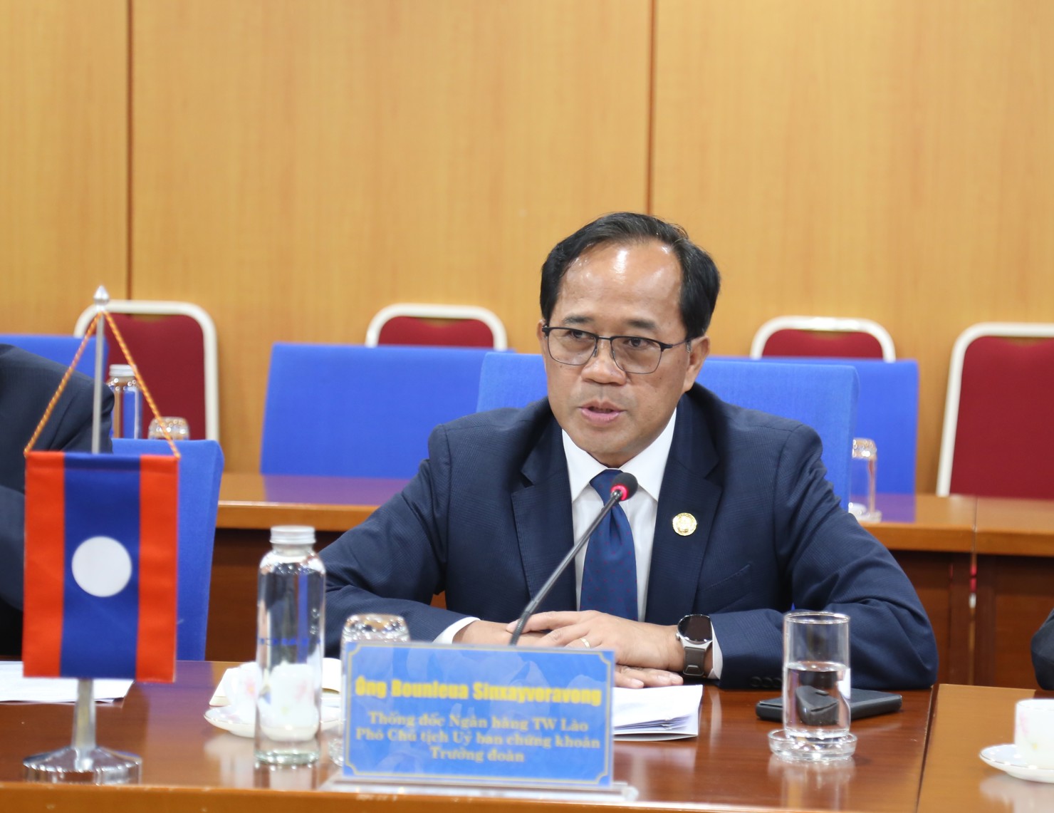 Ông Bounleua Sinxayvoravong – Thống đốc Ngân hàng Trung ương Lào, Phó Chủ tịch Ủy ban Chứng khoán Lào cảm ơn sự tiếp đón chu đáo của Bộ Tài chính Việt Nam.