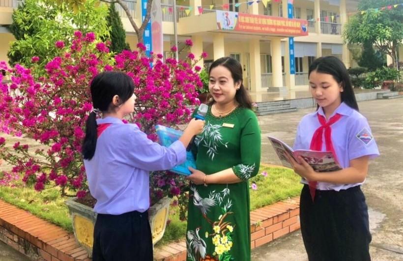 Cô Huệ tham gia phỏng vấn cùng học sinh.