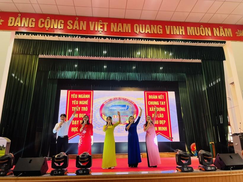 Màn thi chào hỏi đặc sắc.