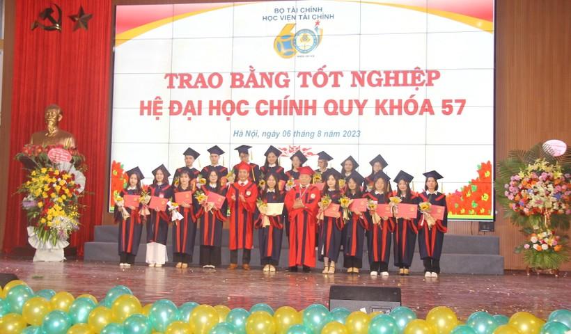 Giám đốc Học viện Tài chính nhắn nhủ sinh viên ngày nhận bằng tốt nghiệp ảnh 1