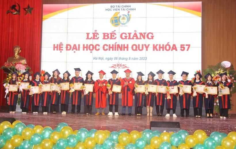 Giám đốc Học viện Tài chính nhắn nhủ sinh viên ngày nhận bằng tốt nghiệp ảnh 4