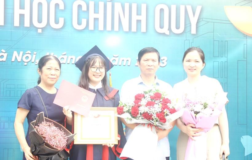 Giám đốc Học viện Tài chính nhắn nhủ sinh viên ngày nhận bằng tốt nghiệp ảnh 3