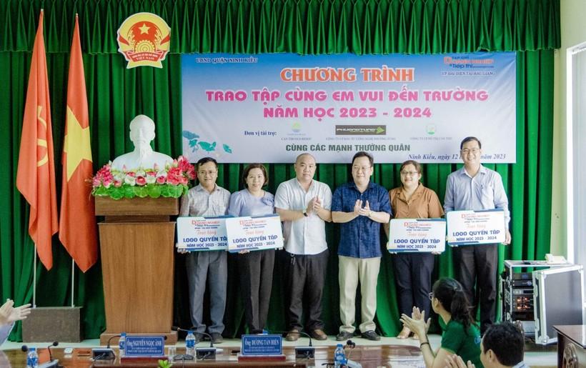 Hơn 11.000 quyển tập cho học sinh có hoàn cảnh khó khăn ở Cần Thơ ảnh 1