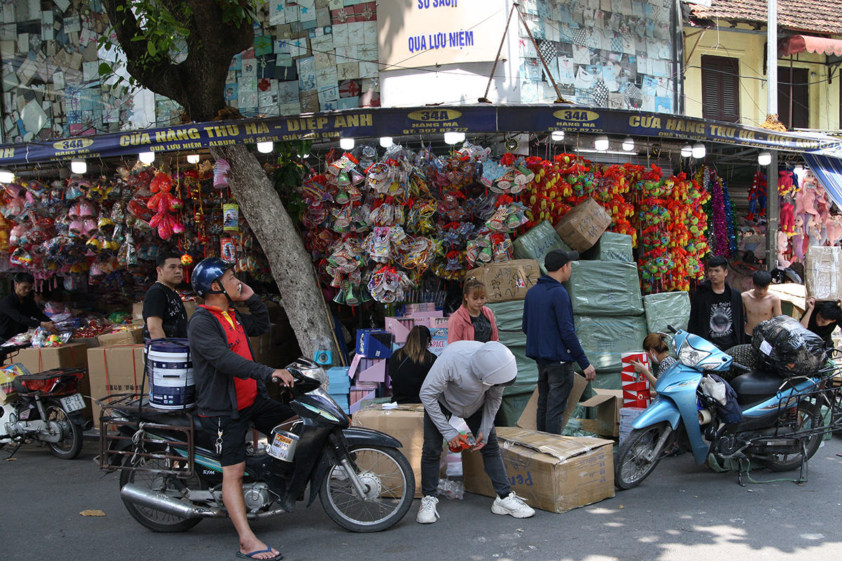 Phố Hàng Mã tất bất chuẩn bị mùa vụ Tết Trung thu - Ảnh 3.