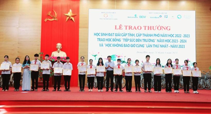 Trao học bổng ‘tiếp sức đến trường’ và ‘học không bao giờ cùng’ ảnh 2