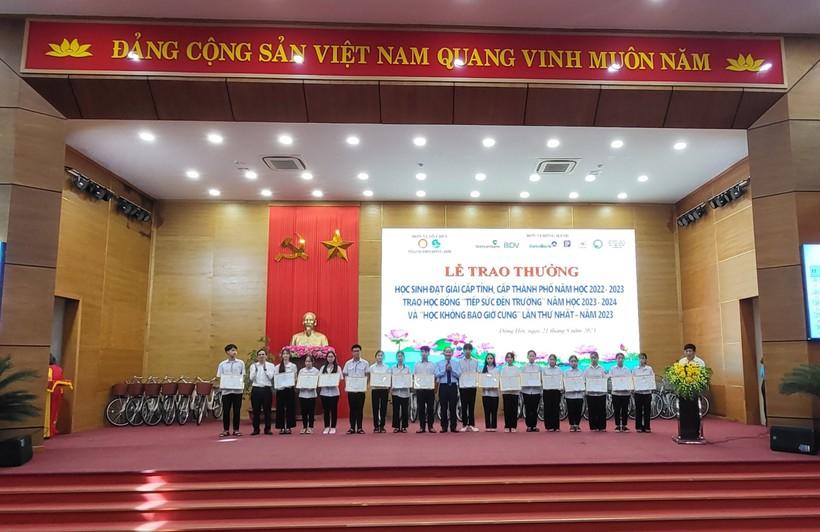 Trao học bổng ‘tiếp sức đến trường’ và ‘học không bao giờ cùng’ ảnh 1