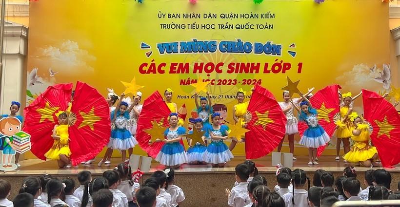 Hà Nội đón học sinh lớp 1 tựu trường chuẩn bị cho năm học mới ảnh 1