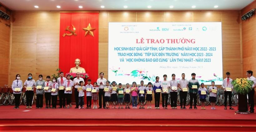 Trao học bổng ‘tiếp sức đến trường’ và ‘học không bao giờ cùng’ ảnh 3