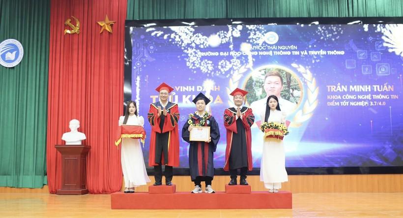 Tân cử nhân ICTU rạng rỡ ngày tốt nghiệp sẵn sàng chinh phục hành trình mới.