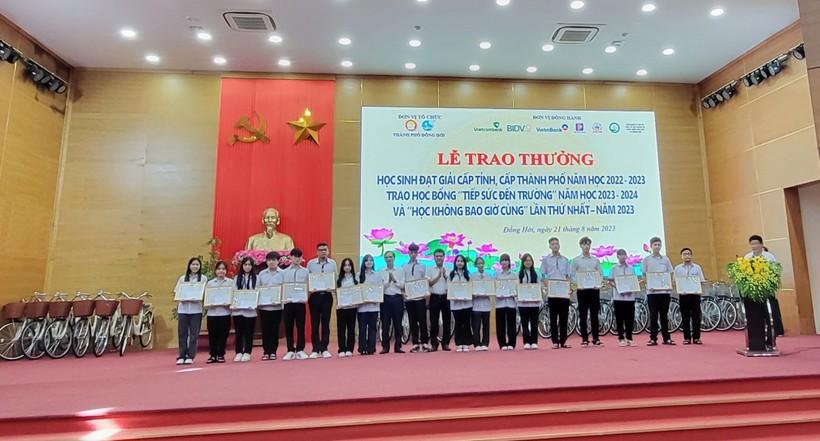 Hội Khuyến học TP Đồng Hới (Quảng Bình) trao học bổng “tiếp sức đến trường” và học bổng “học không bao giờ cùng”.