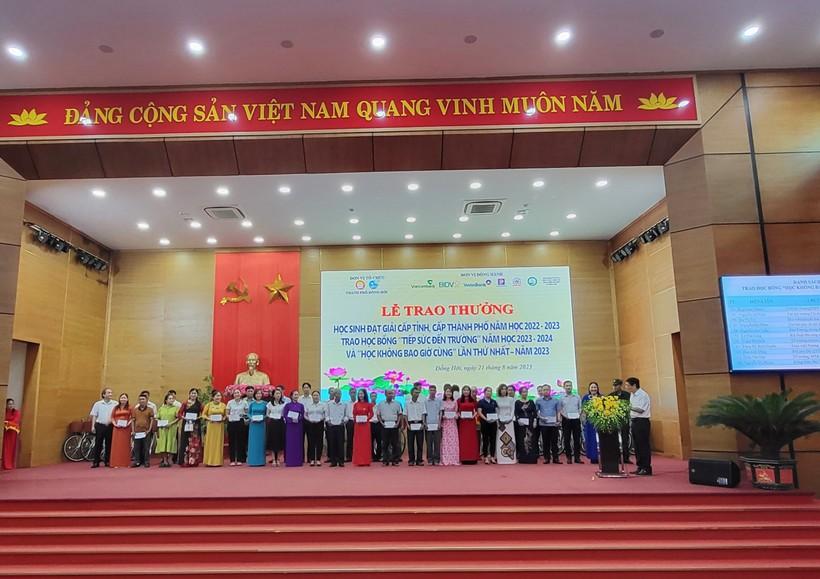 Trao học bổng ‘tiếp sức đến trường’ và ‘học không bao giờ cùng’ ảnh 4