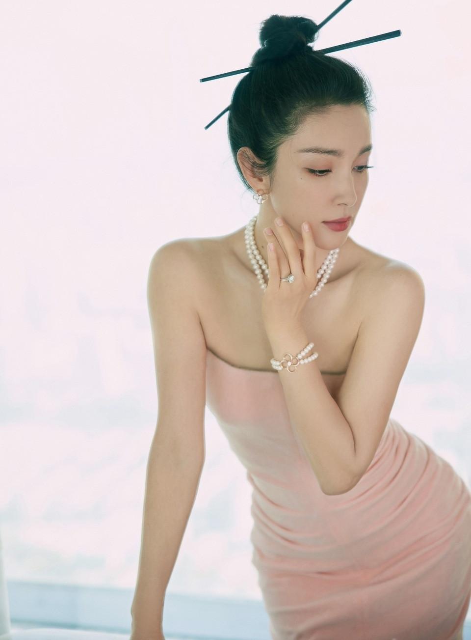 Lý Băng Băng: Xinh đẹp, giàu có và hạnh phúc với nỗi cô đơn - Ảnh 3.