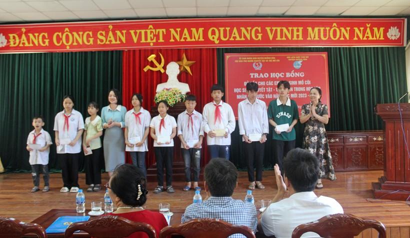 Trao học bổng đỡ đầu hàng trăm triệu đồng cho học sinh mồ côi Thanh Hóa ảnh 4