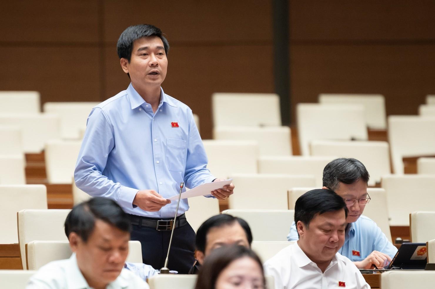 Đại biểu Lê Thanh Hoàn nêu ý kiến tại Hội nghị.