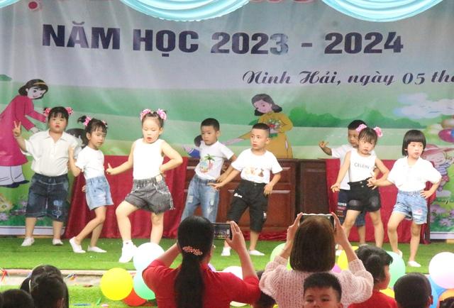 Trẻ mầm non Hải Dương và gần 500 nghìn học sinh Hải Phòng háo hức, phấn khởi trong ngày khai giảng - Ảnh 8.