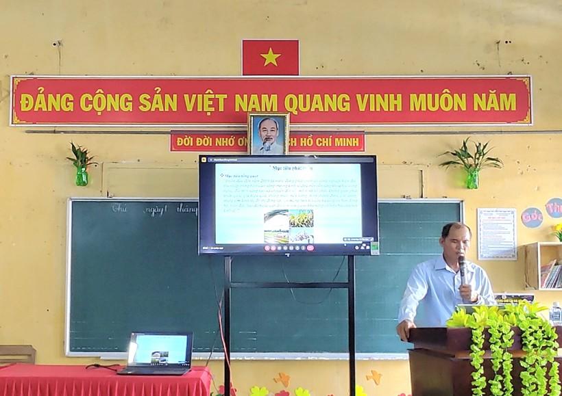 Báo cáo viên triển khai các nội dung tại Hội nghị bồi dưỡng chính trị hè 2023. ảnh 1