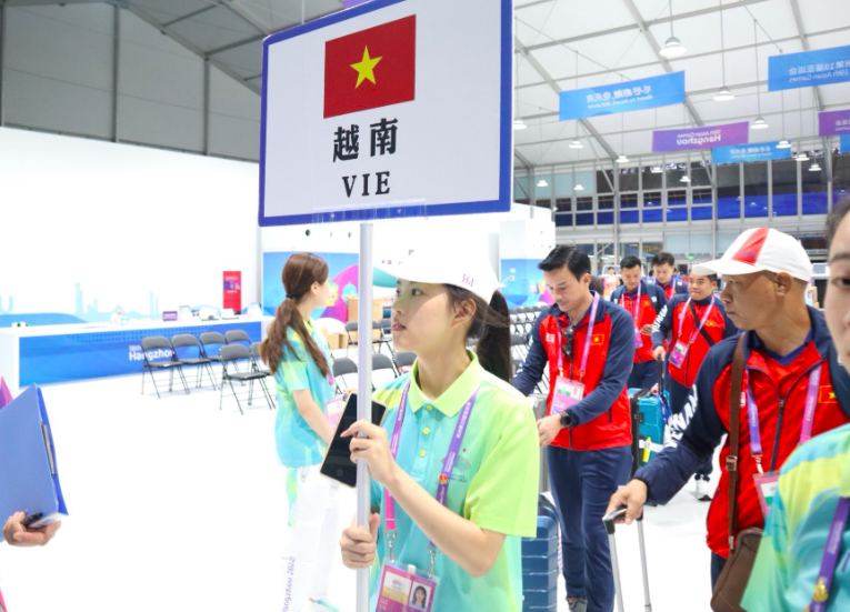 Tình nguyện viên hỗ trợ đoàn thể thao Việt Nam ngay khi đặt chân tới Trung Quốc ảnh 1 Tình nguyện viên hỗ trợ đoàn thể thao Việt Nam ngay khi đặt chân tới Trung Quốc ảnh 1