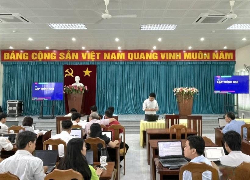 Báo cáo viên triển khai các nội dung tập huấn. ảnh 1