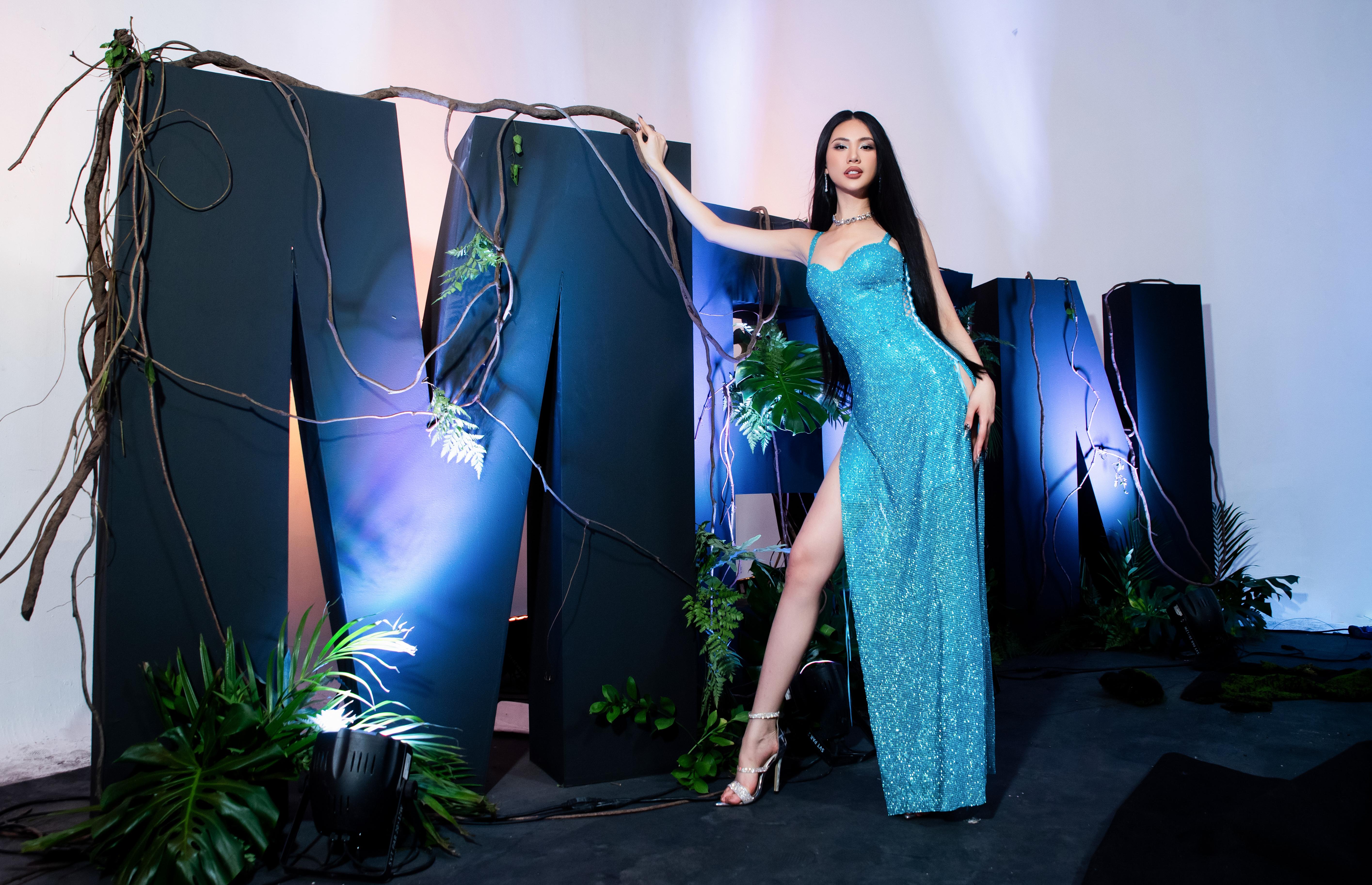Siêu mẫu Quốc tế Bùi Quỳnh Hoa cá tính với váy xanh khi làm mentor cuộc thi nhan sắc lớn - Ảnh 1.