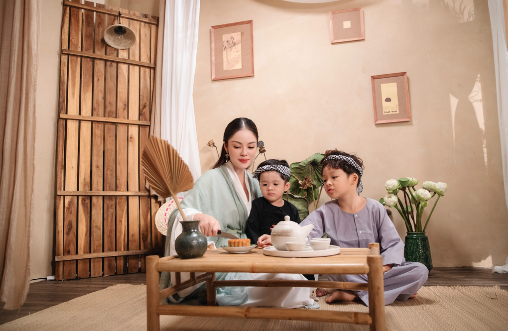 Dương Cẩm Lynh sau khi bị tố nợ nần: "Vì con, tôi làm việc với cường độ gấp 3-4 lần ngày xưa" - Ảnh 6. Dương Cẩm Lynh sau khi bị tố nợ nần: "Vì con, tôi làm việc với cường độ gấp 3-4 lần ngày xưa" - Ảnh 6.